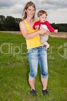 Frau mit Kleinkind auf dem Arm 012