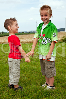 Kinder beim spielen auf der Wiese 924