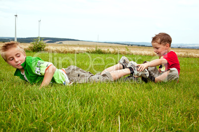 Kinder beim spielen auf der Wiese 960