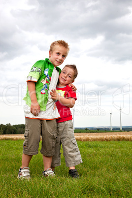 Kinder beim spielen auf der Wiese 967