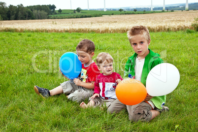 Kinder spielen mit Luftballon 993
