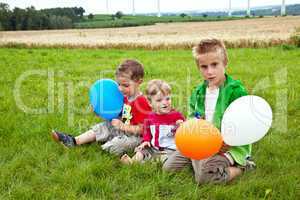 Kinder spielen mit Luftballon 993