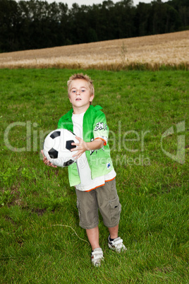 Junge beim Fussballspielen 06