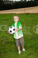 Junge beim Fussballspielen 06