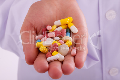 Tabletten in der Hand