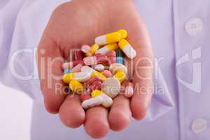 Tabletten in der Hand