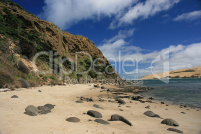 Sandstrand mit Steinen