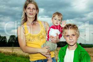 Junge Familie auf der Wiese 54