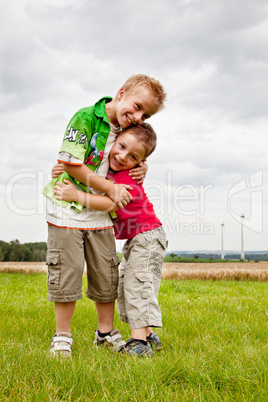 Kinder beim spielen auf der Wiese 966