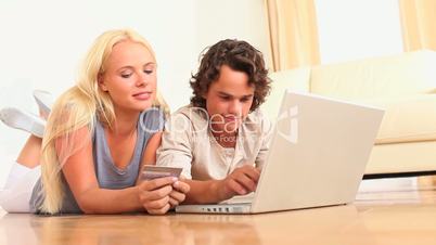 Paar am Laptop