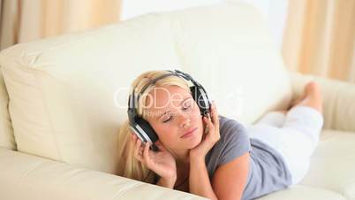 Frau hört Musik