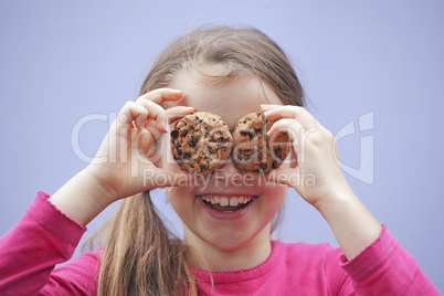 Mädchen ißt Schokoladenkekse