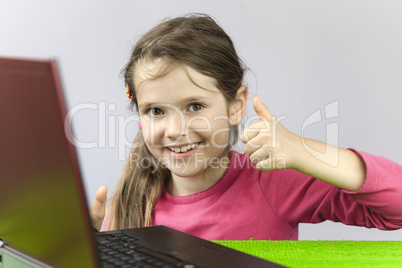 sieben jähriges Mädchen mit Laptop