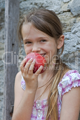 Mädchen isst Obst