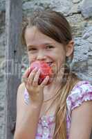 Mädchen isst Obst