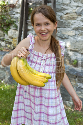 Mädchen isst Obst