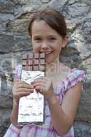 Mädchen isst Schokolade
