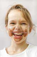 Mädchen mit Schokoladeneis im Gesicht