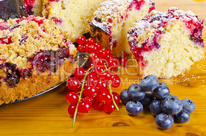 Currant blueberry cake