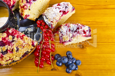 Currant blueberry cake