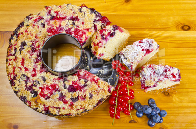 Currant blueberry cake