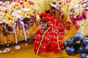 Currant blueberry cake