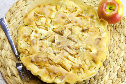 apple pie and an apple lying on the table