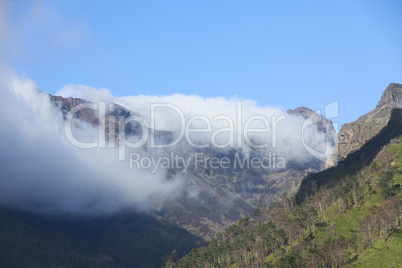 Wolken im Gebirge auf Madeira