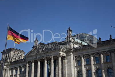 Berlin - Reichstag mit Flagge