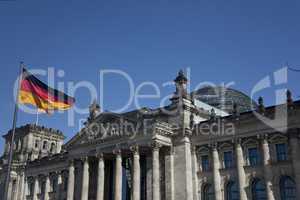 Berlin - Reichstag mit Flagge