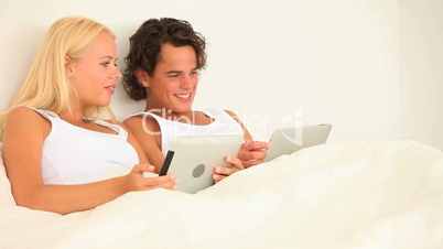 Paar mit Tablet-Computer