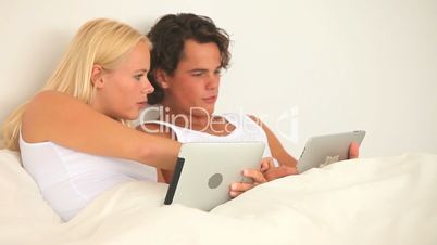 Paar mit Tablet-PC