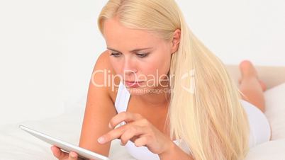 Frau mit Tablet-PC