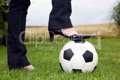 Fussball mit eleganten Frauenschuh 664