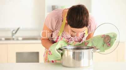 Frau beim Kochen