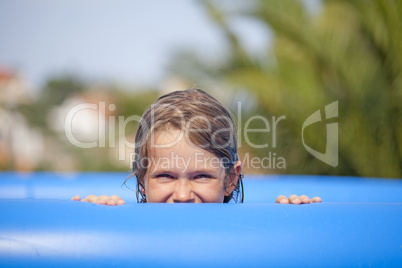 Mädchen im Badeanzug