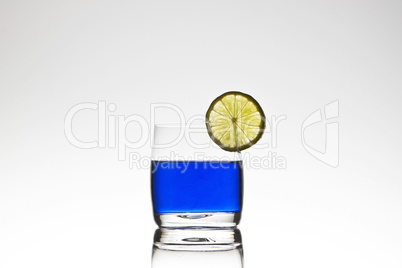 blauer Cocktail mit Zitrone