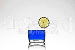 blauer Cocktail mit Zitrone