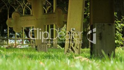 Alte Kreuze auf einem Friedhof