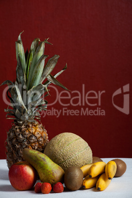Ananas und andere Früchte