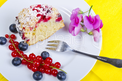 Currant blueberry cake