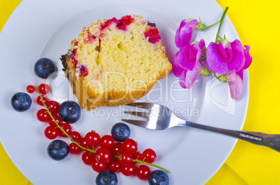 Currant blueberry cake