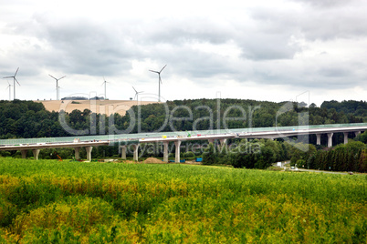 Fast fertiger Neubau einer Autobahnbruecke 712