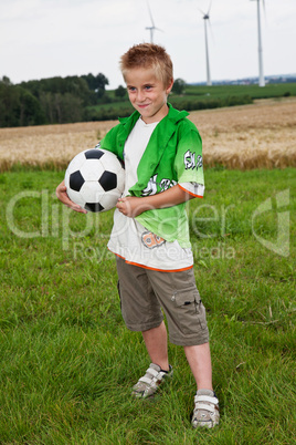 Junge beim Fussballspielen 05