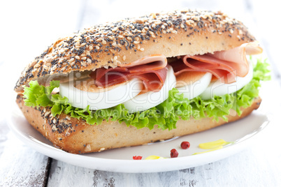 Eibrötchen mit Schinken / sandwich with ham and egg