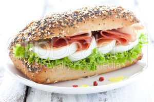 Eibrötchen mit Schinken / sandwich with ham and egg