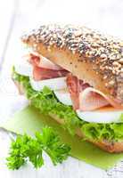 Schinkenbrötchen mit Ei / sandwich with ham and egg