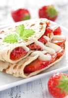 frischer Crepe mit Erdbeeren / fresh pancake with strawberries