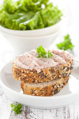 Häppchen mit Leberwurst / snacks with liverwurst