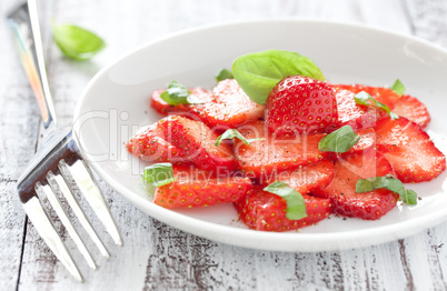 frisches Erdbeercarpaccio / fresh strawberry carpaccio